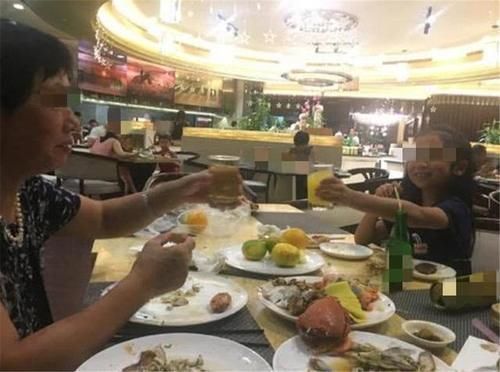 奶孙两人吃自助餐,剩了一大桌掉头就想走,餐厅做法值得借鉴
