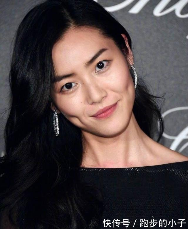 气质|刘雯的时尚看不懂,弄个大油头就算了还紧贴头皮,气质都改变不少