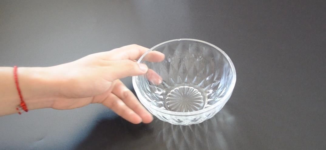 不管马桶多黄多脏, 只需倒一碗它进去, 马桶一冲立马变干净