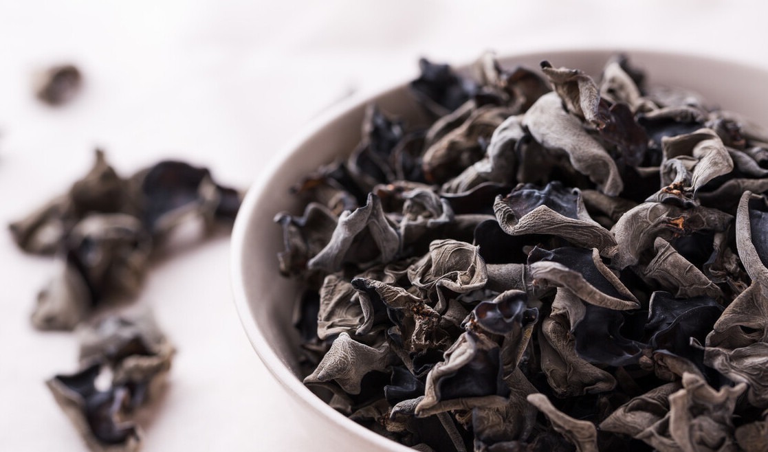 木耳切记不要直接泡,教你一招,虫卵全跑掉,10分钟泡得又大又软