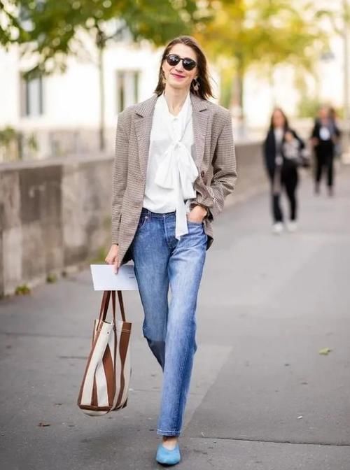 穿搭 小白鞋失宠了,现在最流行穿这双“奶奶鞋”,搭裙子裤子都时髦