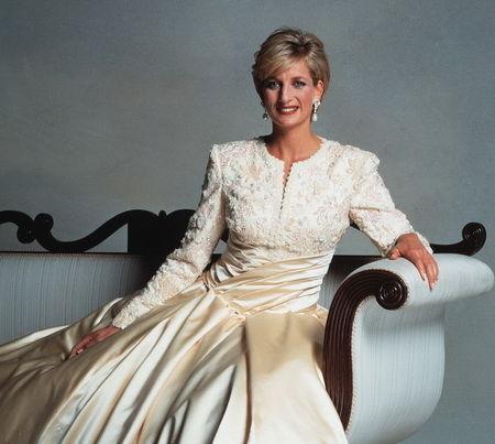 卡米拉 戴安娜戴过的珠宝,除了留给卡米拉秀尊贵外,还被39岁梅根盯上