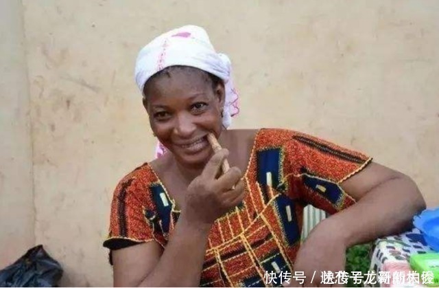 非洲人|非洲人的牙齿为什么那么白？看完他们的刷牙方式，佩服！