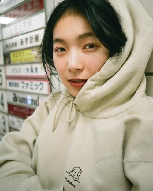 越能坚持8个好习惯的女生，面容会越发白皙靓丽，越老素颜越漂亮