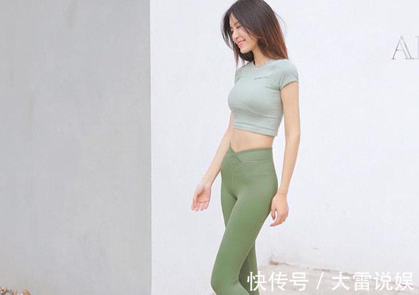 小姐姐|时尚街拍身材修长的紧身打底裤美女,甜美减龄尽显女人味