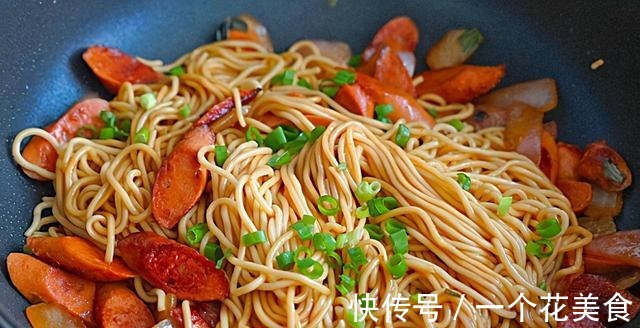 拿挂面做炒面，煮完就炒是大忌，多加2步，根根分明不坨还不粘锅！