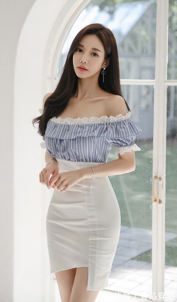 波尔卡褶皱|女神孙允珠高清时尚搭配：钻蓝条纹晴空波尔卡褶皱衣裙