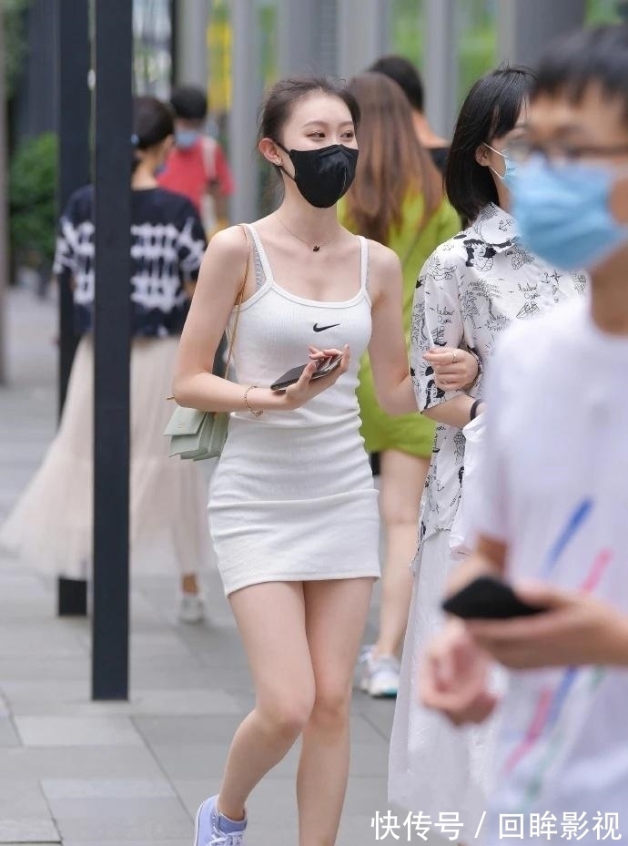 女生 苗条女生的“吊带裙”，时尚又清新，一点不输微胖女孩