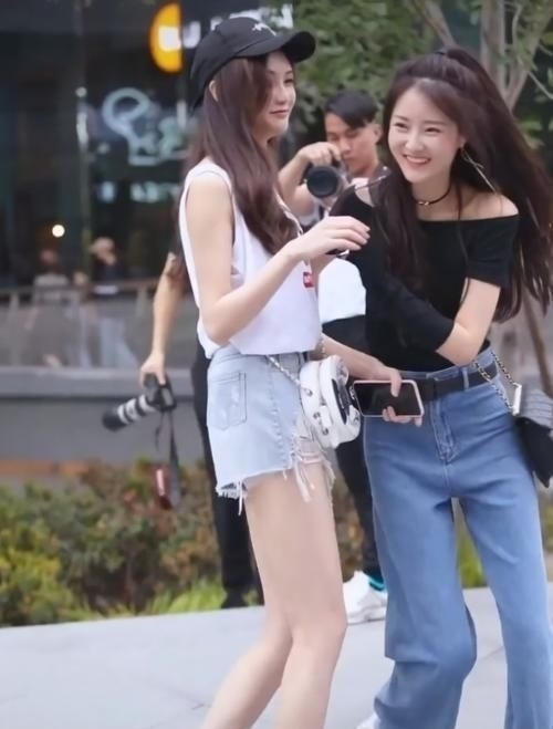 同身形闺蜜出街，终于知道穿长裤和穿短裤的区别差距一目了然