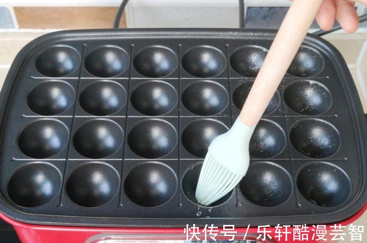 火爆大街的章鱼小丸子，自己在家动手也可以做成，轻松又简单