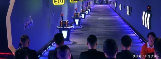 郭麒麟有多幽默《奔跑吧》黑衣人努力憋笑,看样子快忍不住了