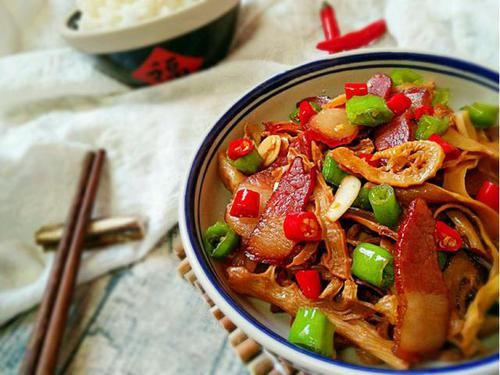 小米辣|腊肉到底怎么洗？用热水or冷水，大厨经验用这种“水”，原汁原味