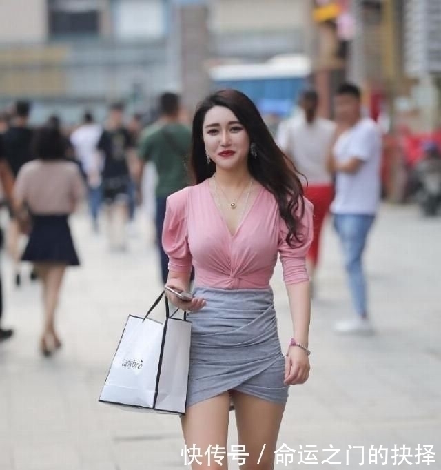 时尚|时尚街拍成熟的小姐姐一身粉嫩装扮,紧身牛仔裤笔直修长