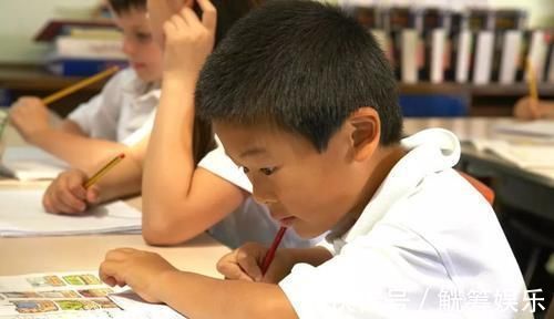 原始人@一组“学生时代的课本涂鸦”火了,网友:全世界的学生都一样无聊