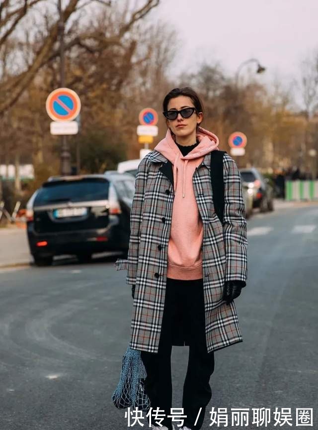 青春|卫衣下面别再配牛仔裤,今冬流行这样穿,青春洋气不说,还时尚