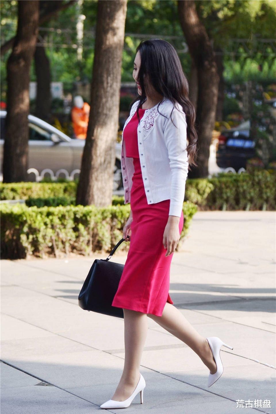 穿着红色的连衣裙，搭配白色的尖头细跟鞋，微胖身材才好看