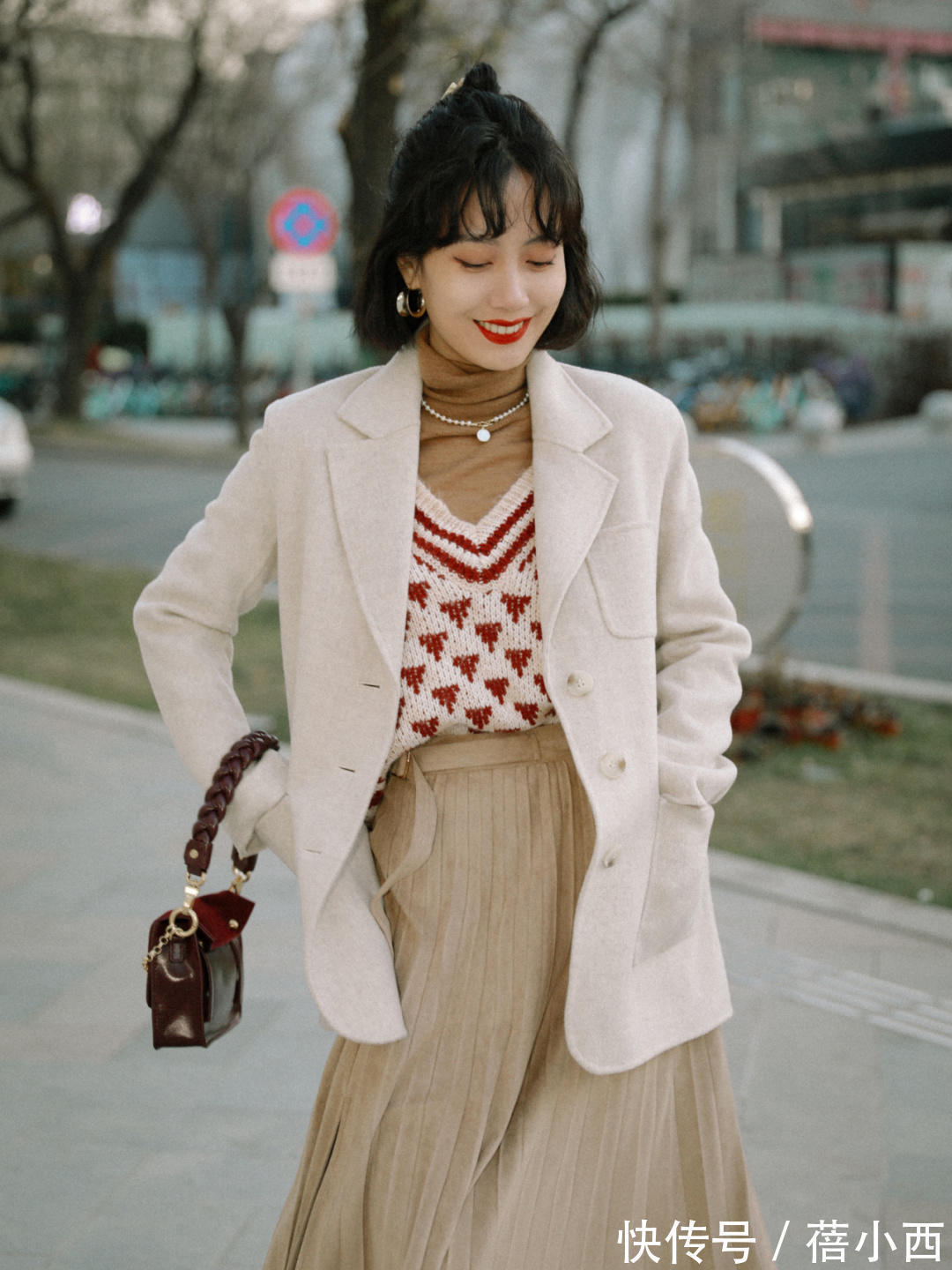 大衣 “短大衣”是时髦女生的冬日必备,配半身裙、裤子优雅时髦又高级