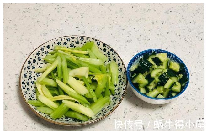 黄瓜|芹菜拌花生怎么做才好吃?掌握几个小技巧,清脆爽口,颜色不发黑