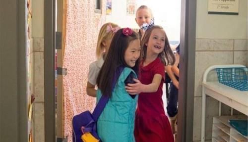 当成普通人|7岁双胞胎出生后从未穿过衣服,民警上门询问,宝妈含泪说出原因