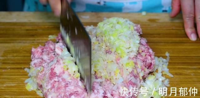 不要只是加水拌饺子馅，教你正确的方法，学会再也不去餐馆了