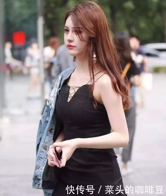 酷似|街拍:高颜值小姐姐酷似混血,一身黑色短裙非常有视觉冲击,漂亮