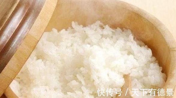 大部分|煮米饭用冷水还是热水?大部分人都放错了,难怪米饭不香,不软糯