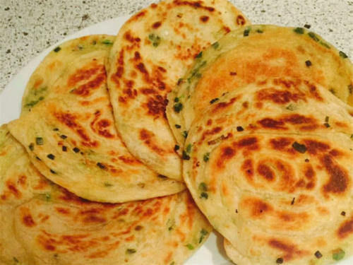 制作“葱油饼”的关键不是揉面，是加入它，香味四溢口水停不下来