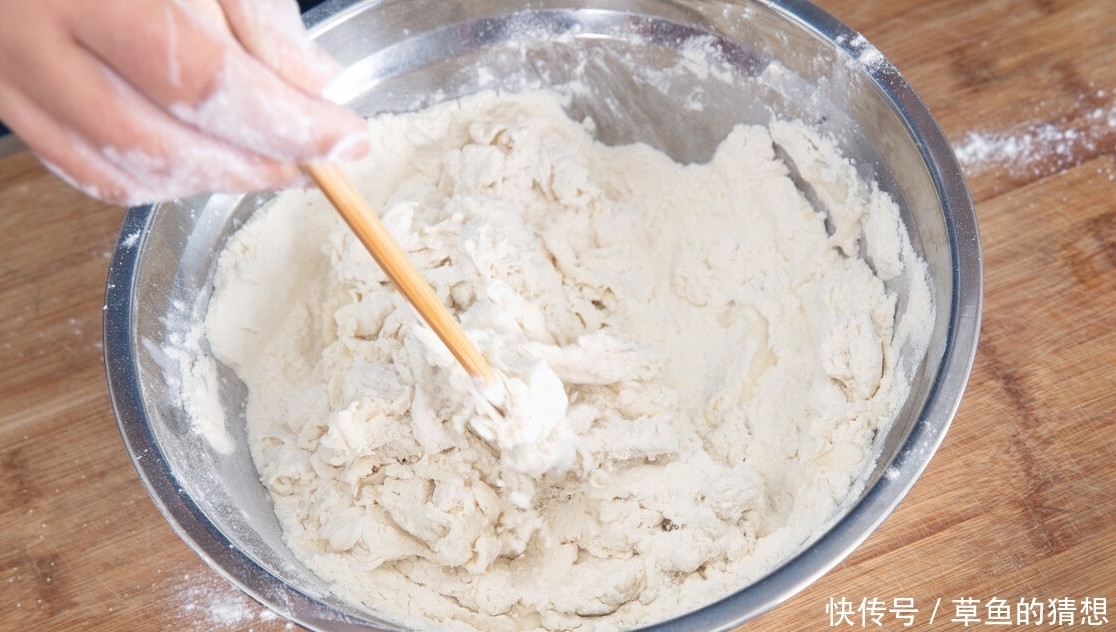 蒸馒头发面时，不要只会放酵母，记住2个窍门，面发得又快又好