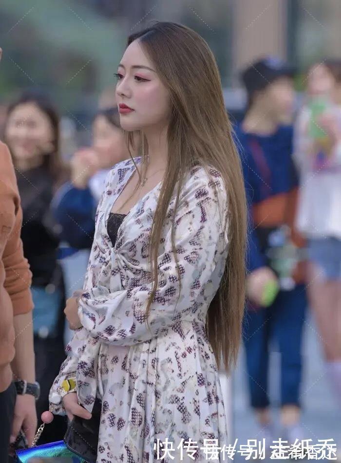 落花 梦笑开娇靥，眼鬟压落花，轻纱连衣裙配银色高跟的时尚优雅穿搭