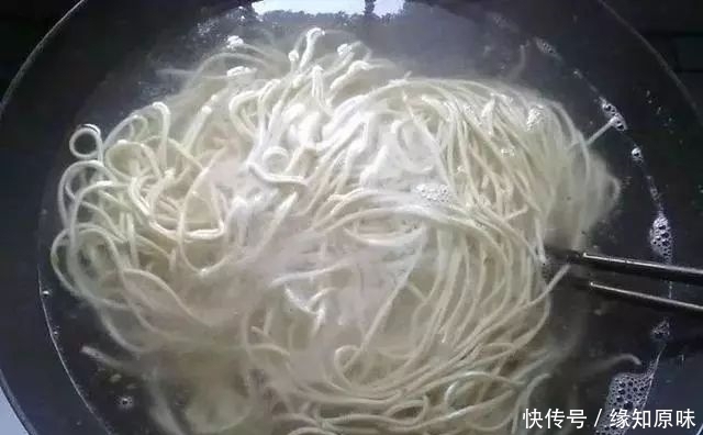 面馆师傅:煮面条时,很多人少做了这2步,难怪面条不好吃
