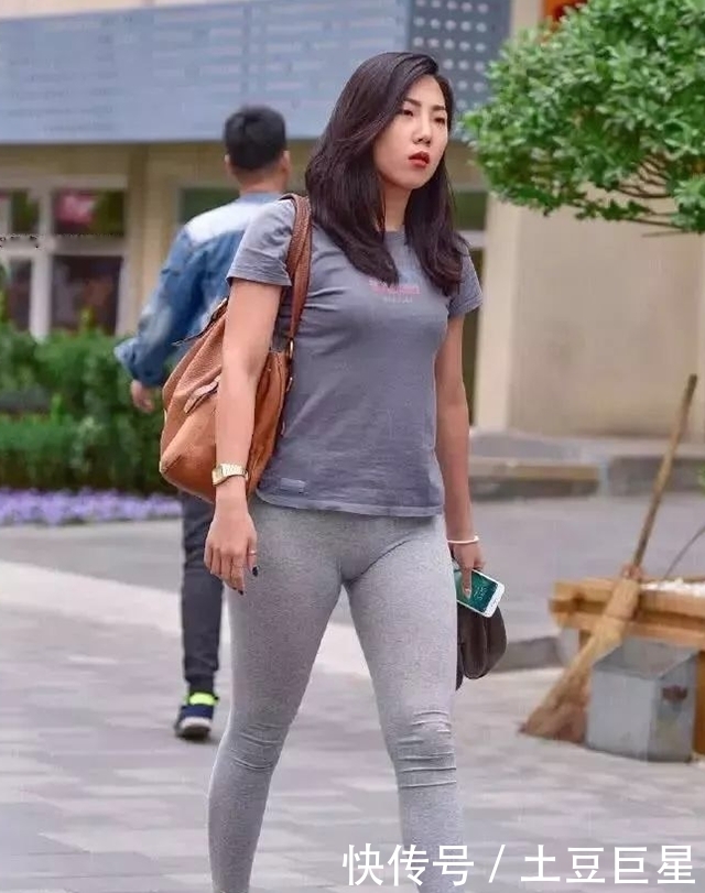 街拍：打底裤小姐姐的搭配轻松随意，展现洒脱气质