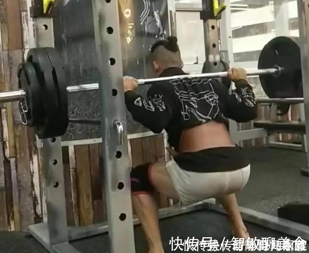 驻颜有术|46岁大叔健身多年,驻颜有术,肌肉壮硕颜值很高,硬拉180公斤