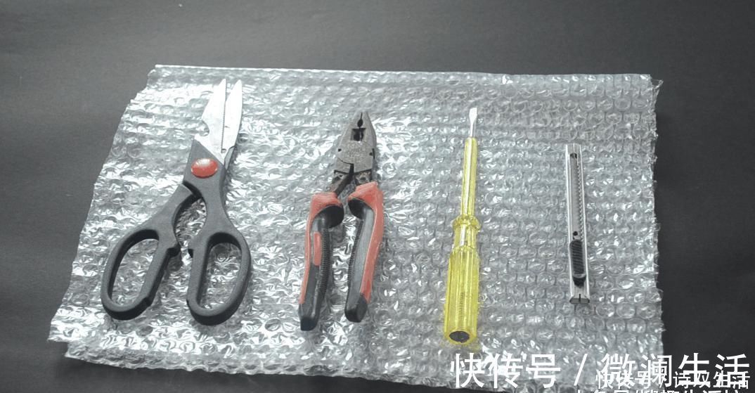 快递箱|快递箱里的气泡垫别扔了, 没想到它作用这么大, 家家户户用的到