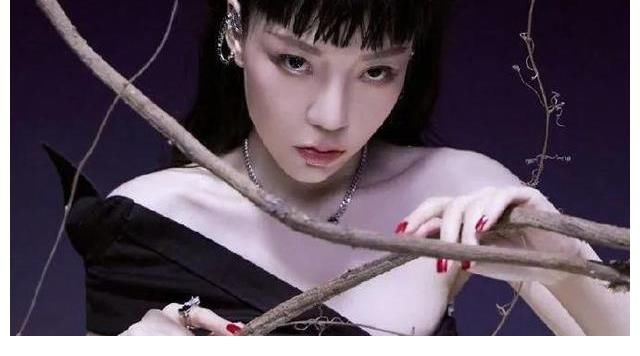 因《中國好聲音》紅極一時的吳莫愁為何消失了，現在過得怎么樣？