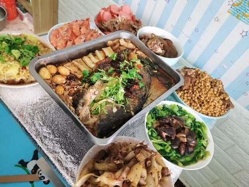 各地网友年夜饭大比拼，12桌菜各有特色，网友：最后一桌太寒酸