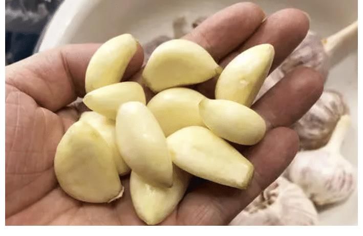 大蒜|这样保存大蒜，放半年都不会干瘪发芽，菜贩子都用这招，不懂太亏