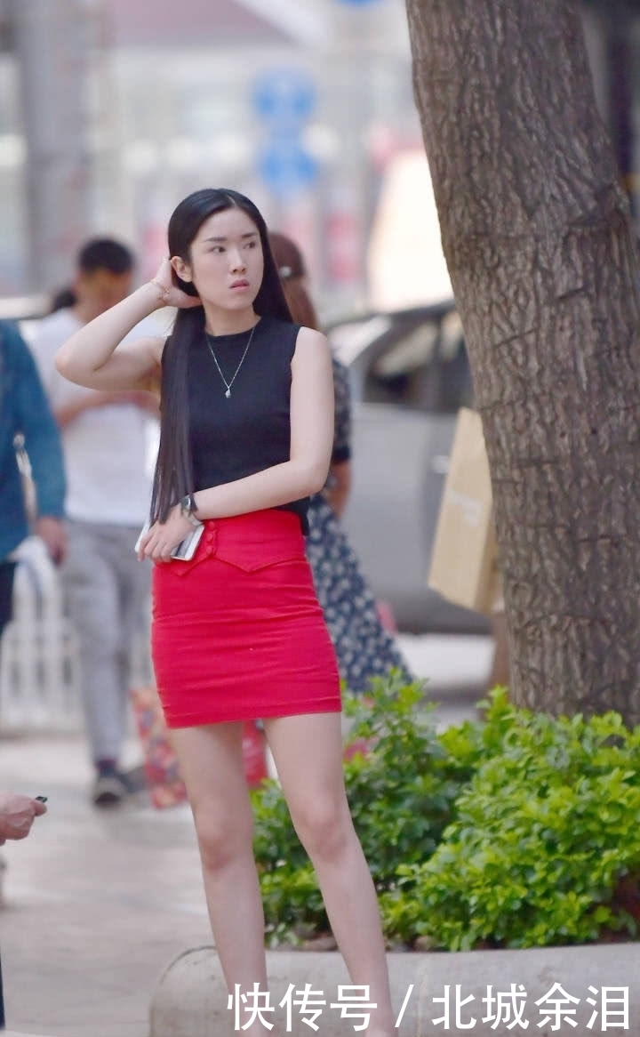 美女有了大长腿很稀奇,街拍中的穿搭尽显曼妙风姿