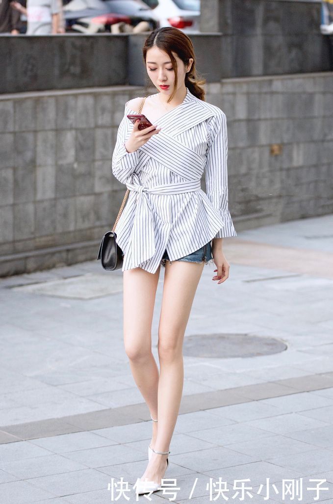 风韵|小姐姐爱穿清凉短裤,秀出白皙笔直迷人长腿,尽显女人柔美风韵