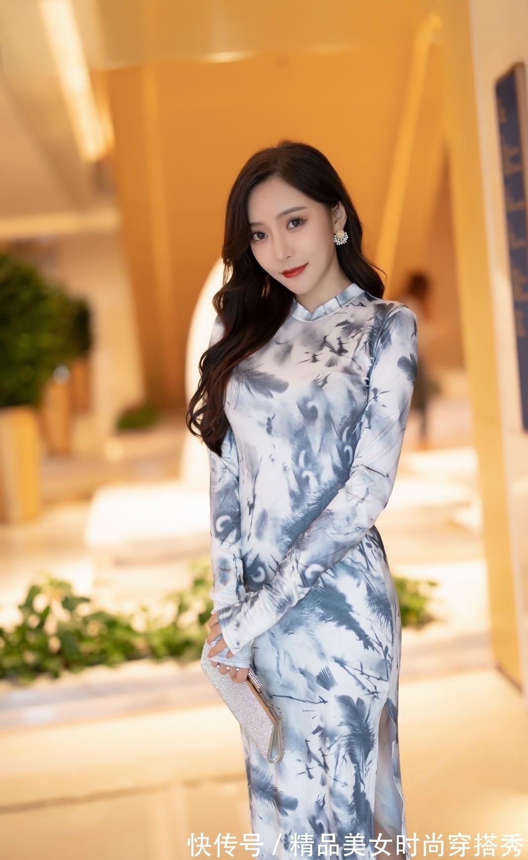 中国女性 旗袍与水墨画结合，凸显女性柔美的曲线以及娴静的气质，优雅十足