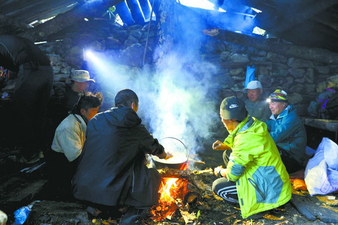  村民|这些人踏勘了一条梅里雪山的传统牧道，风景优美！还能让村民增收