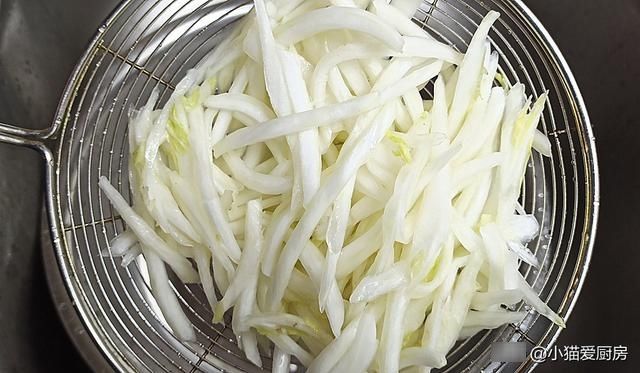 又到了吃大白菜的季节,把它和猪肉炒上一盘,鲜香味美开胃下饭