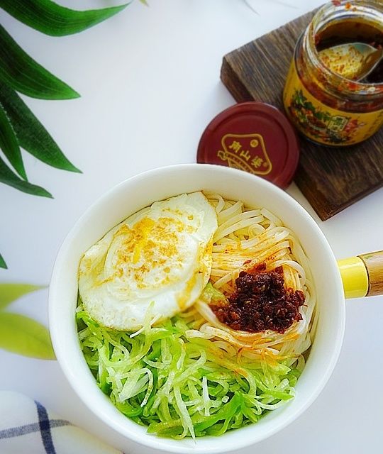 姐姐晚餐就一碗面，晒餐后网友们纷纷留言：这吃法妙，要试试！