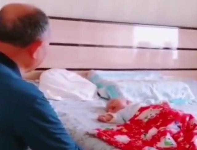公公|宝宝出生后回家,爷爷盯着孙女看了60分钟,妈妈不忍破坏