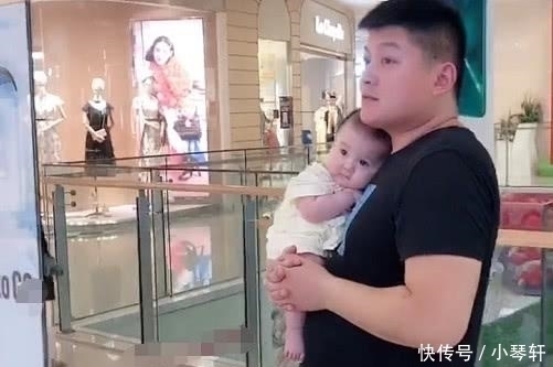 抱娃|奶爸“小鸟依人”式抱娃火了,这是我见过最豪华的“移动软卧”了