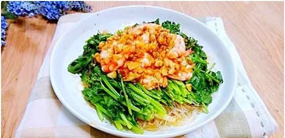 香菜配上它，大肚腩消了，睡眠好了！女人不想滿臉皺紋，可以試試