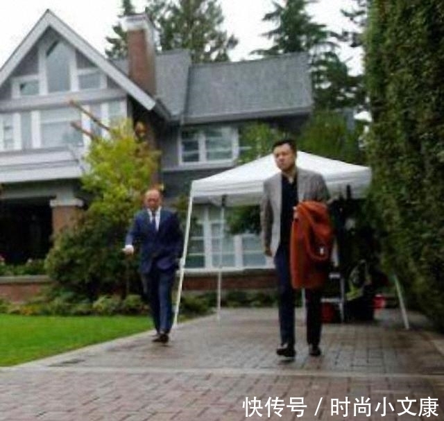 老公|孟晚舟老公低调又帅气,穿灰色西装默默护妻,用行动体现男人的担当