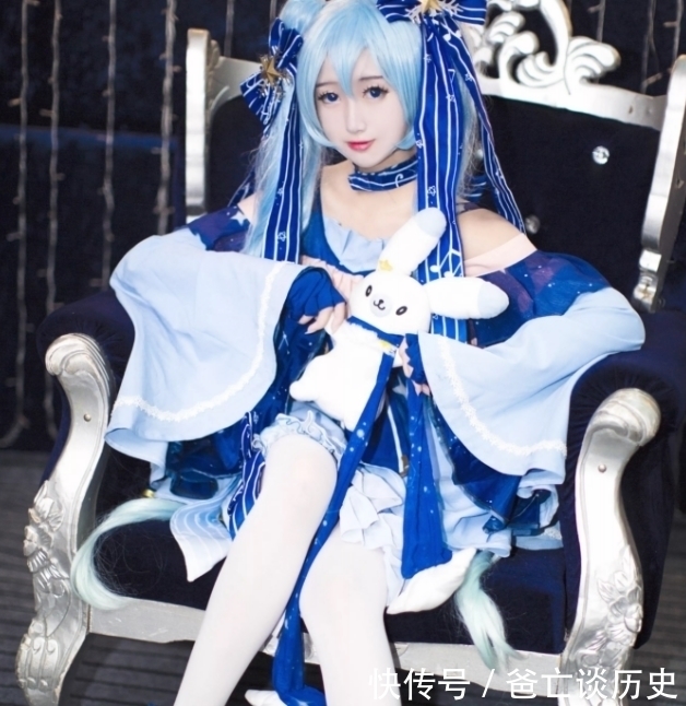 小姐姐cos初音未来，翘起双腿那一刻，谁顶得住？