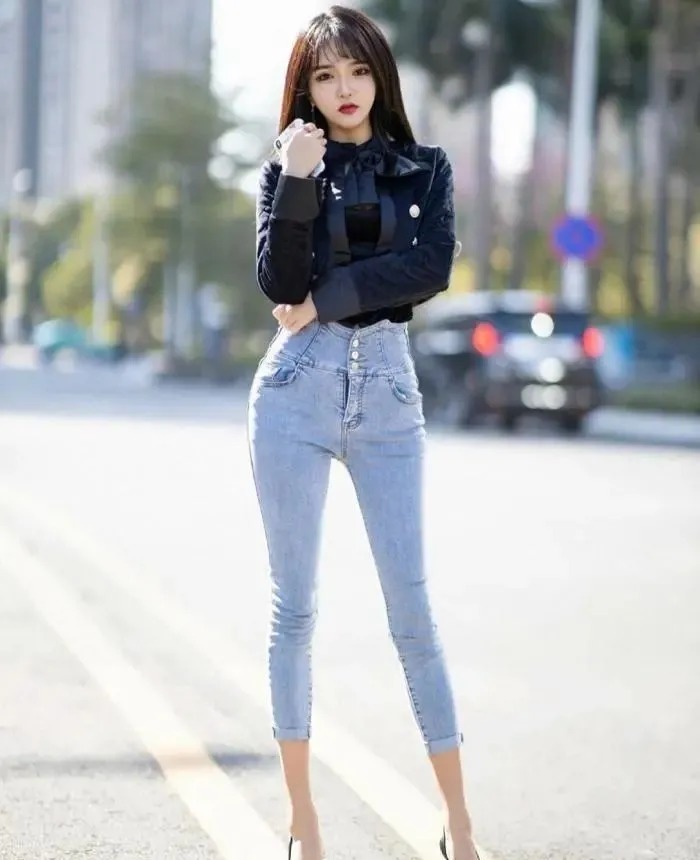 高腰牛仔裤的魅力,只有身材好的女生穿上才能展现出来