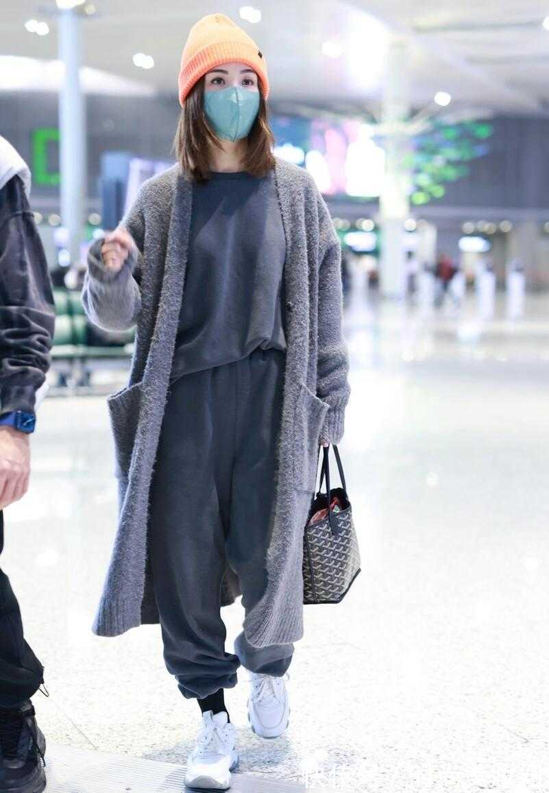 高级感|阿Sa真懂“高级感”穿搭,同色系叠穿简约大气,越简单越显气质