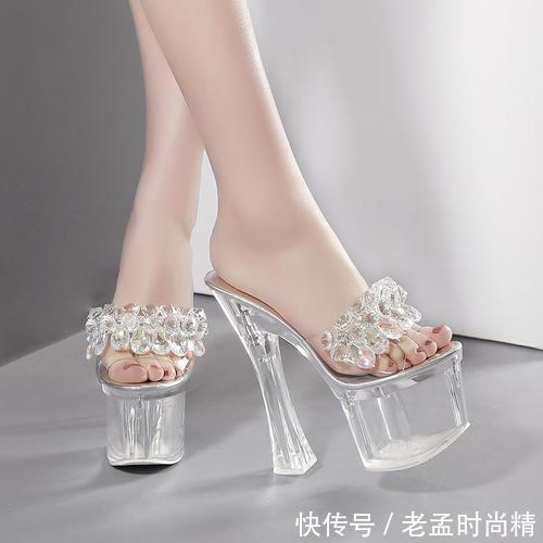 盛夏|盛夏已至,透明高跟鞋登场,透明鞋身拉长腿部线条,更显女性魅力